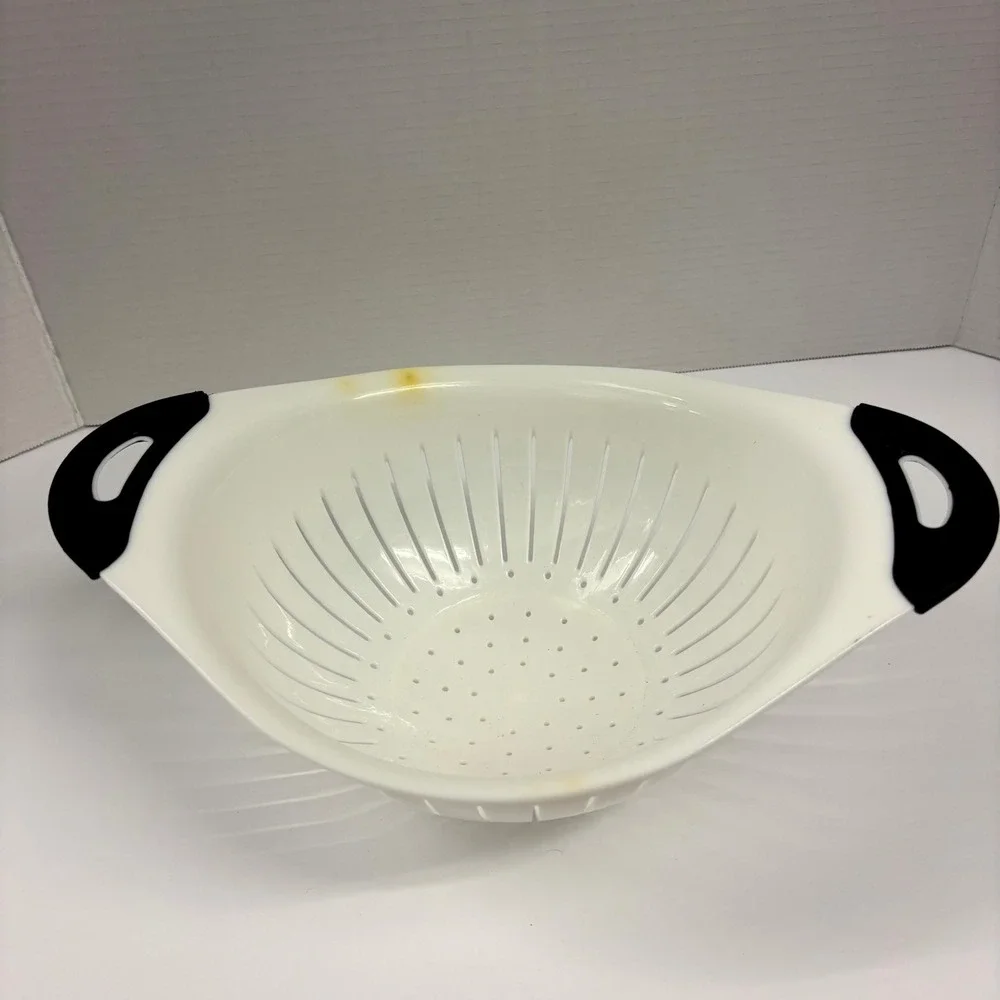 White Plastic Colander 9.5